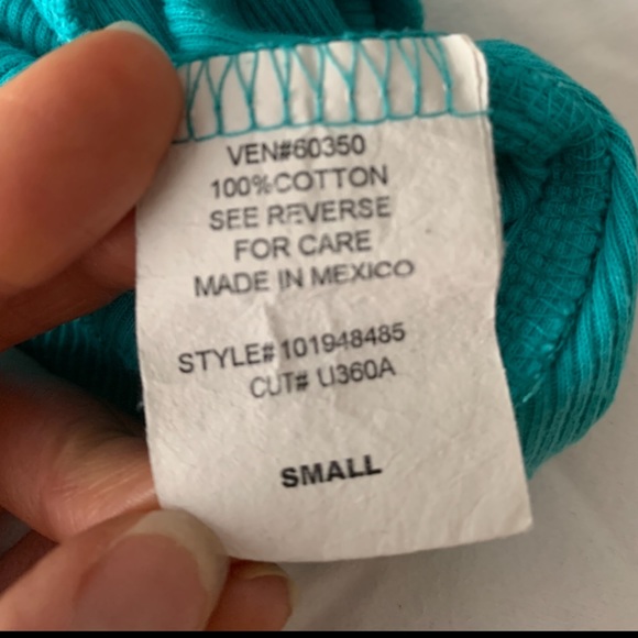 Turquoise tank top with hibiscus design. Size S. - Picture 5 of 5